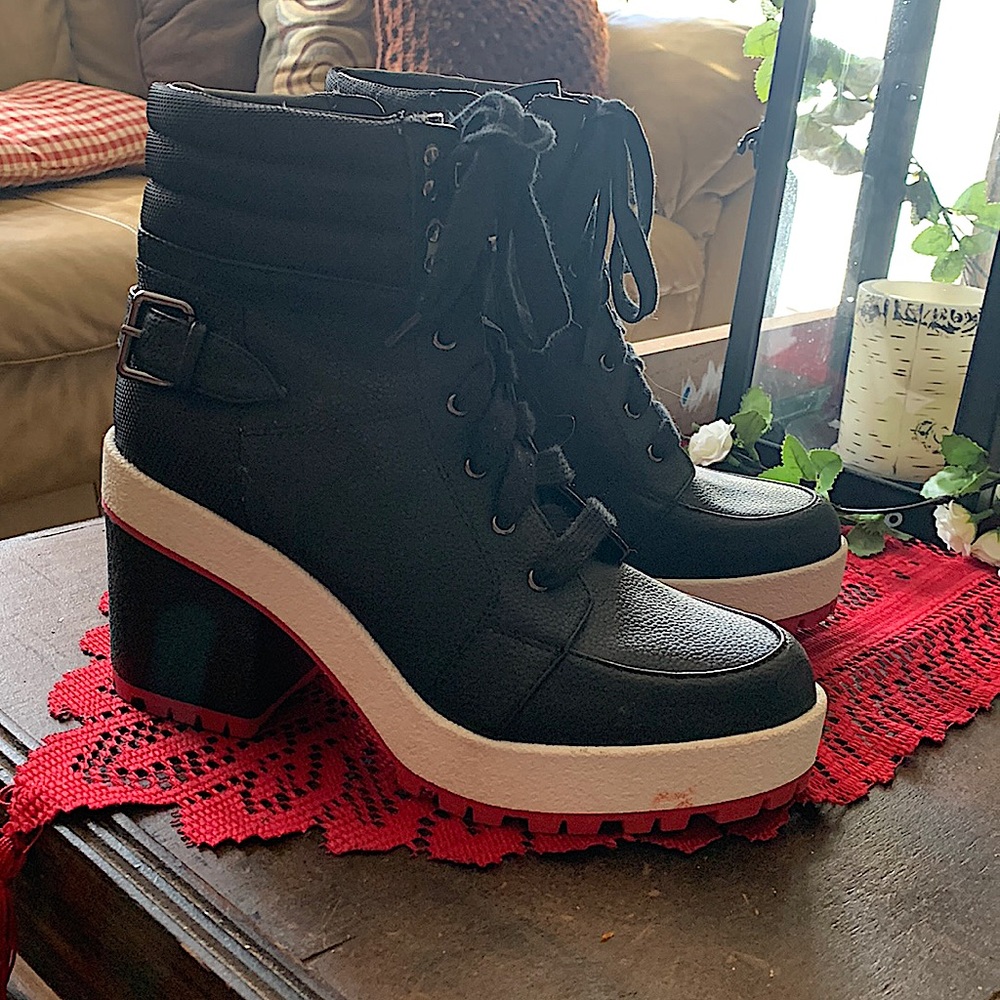 Combat boots wore only 1 time size 6 and there black red and white